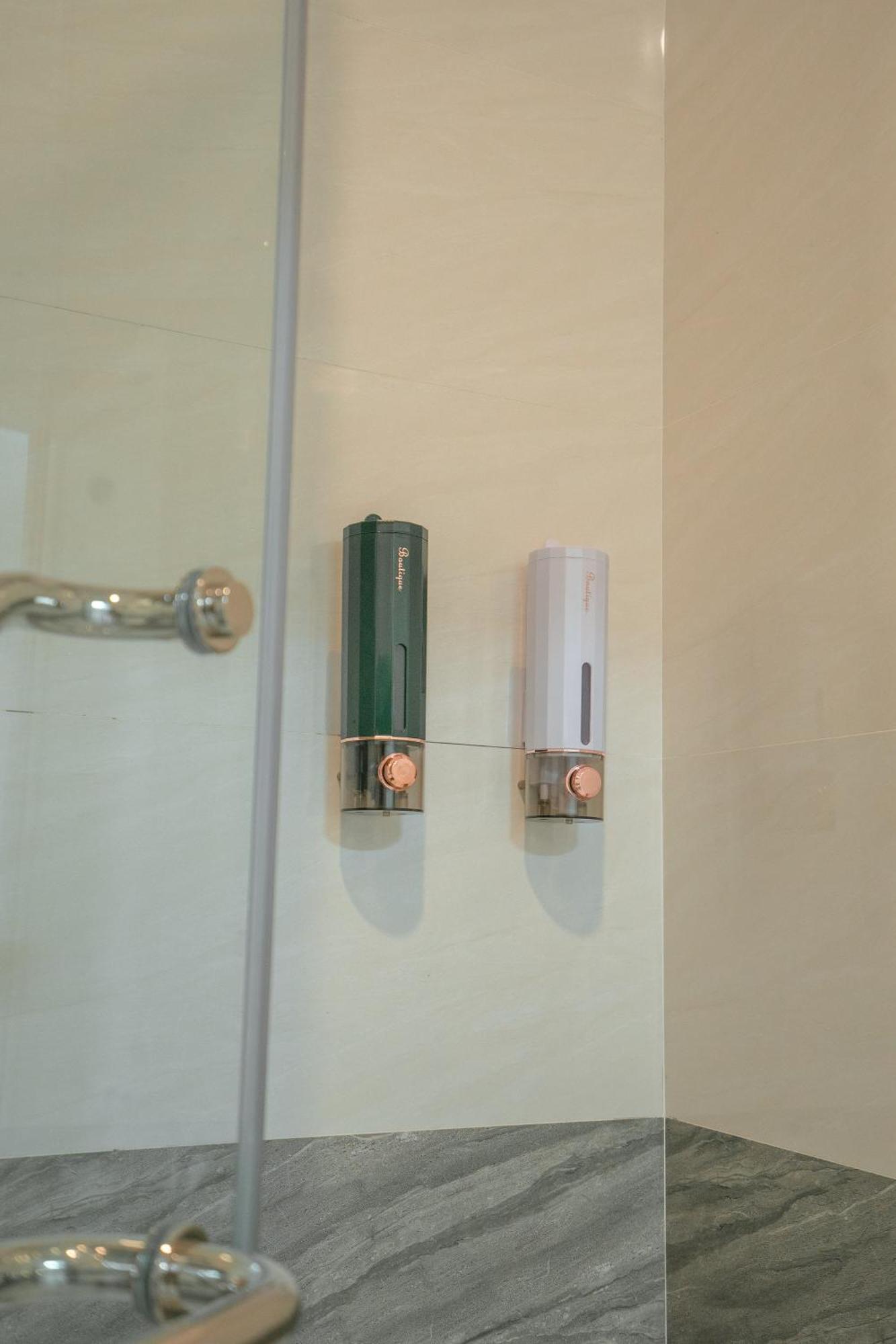 Nhà trọ Aloha Saigon Premium By Local Travel Experts - Newly Opened, Less-touristy Location, Spacious Rooms, Glass Shower Bathroom, Free Breakfast & Walking Tour *