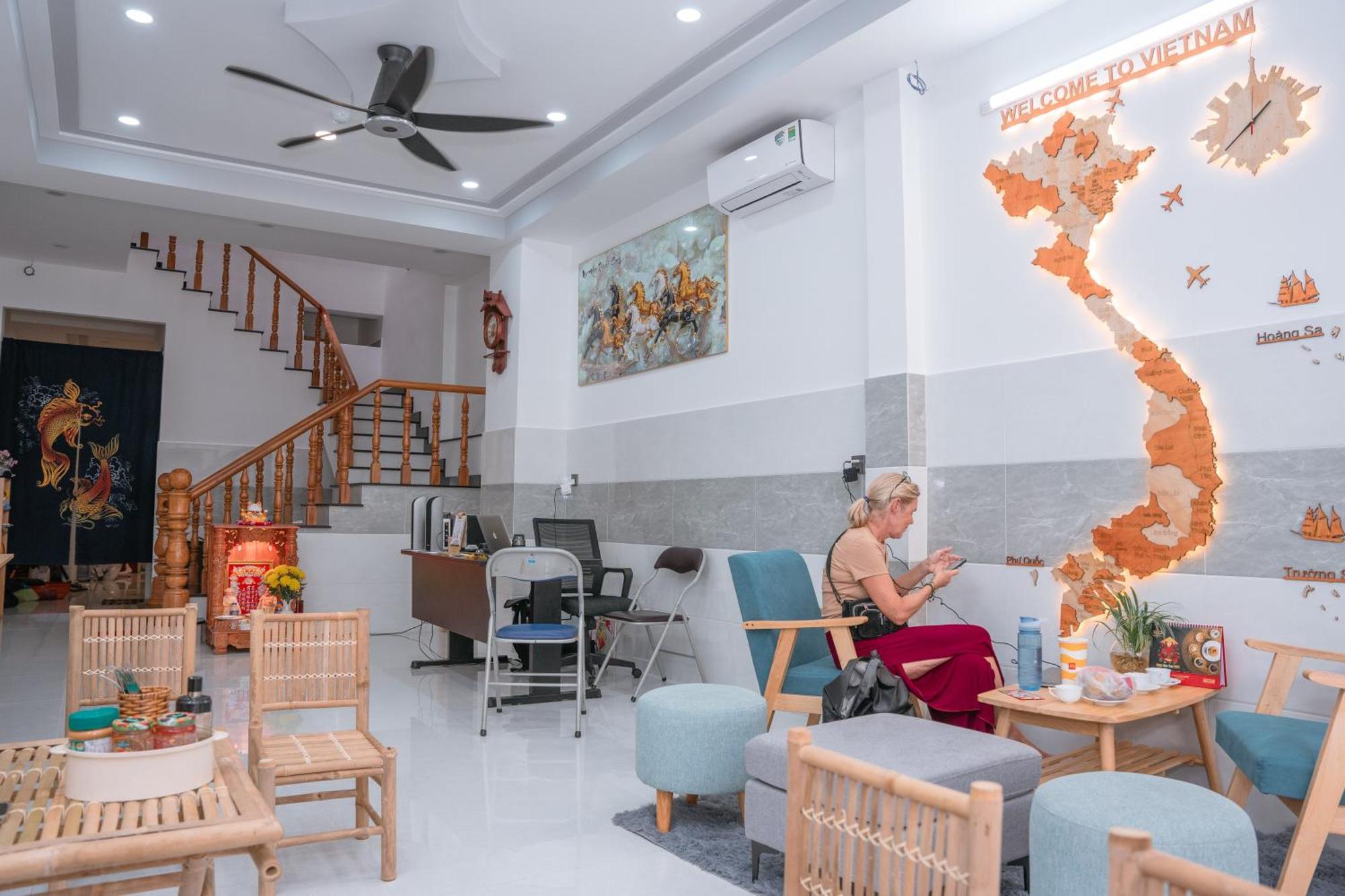 Nhà trọ Aloha Saigon Premium By Local Travel Experts - Newly Opened, Less-touristy Location, Spacious Rooms, Glass Shower Bathroom, Free Breakfast & Walking Tour